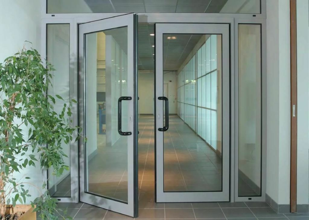 Офисная дверь со стеклом из профиля Deceuninck